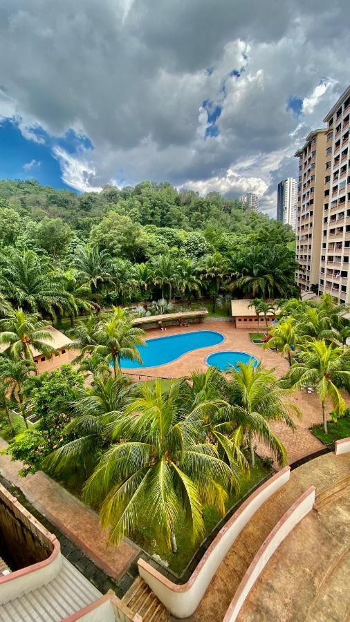 Putravilla Condominium Lovely & Spacious With Public Pool Kampong Kerdas Bagian luar foto