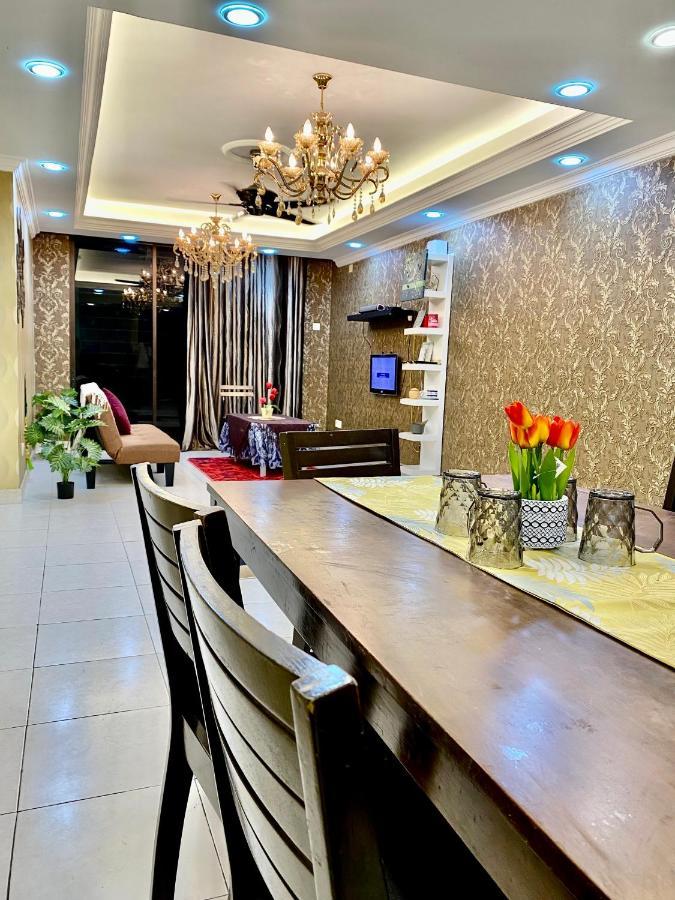 Putravilla Condominium Lovely & Spacious With Public Pool Kampong Kerdas Bagian luar foto