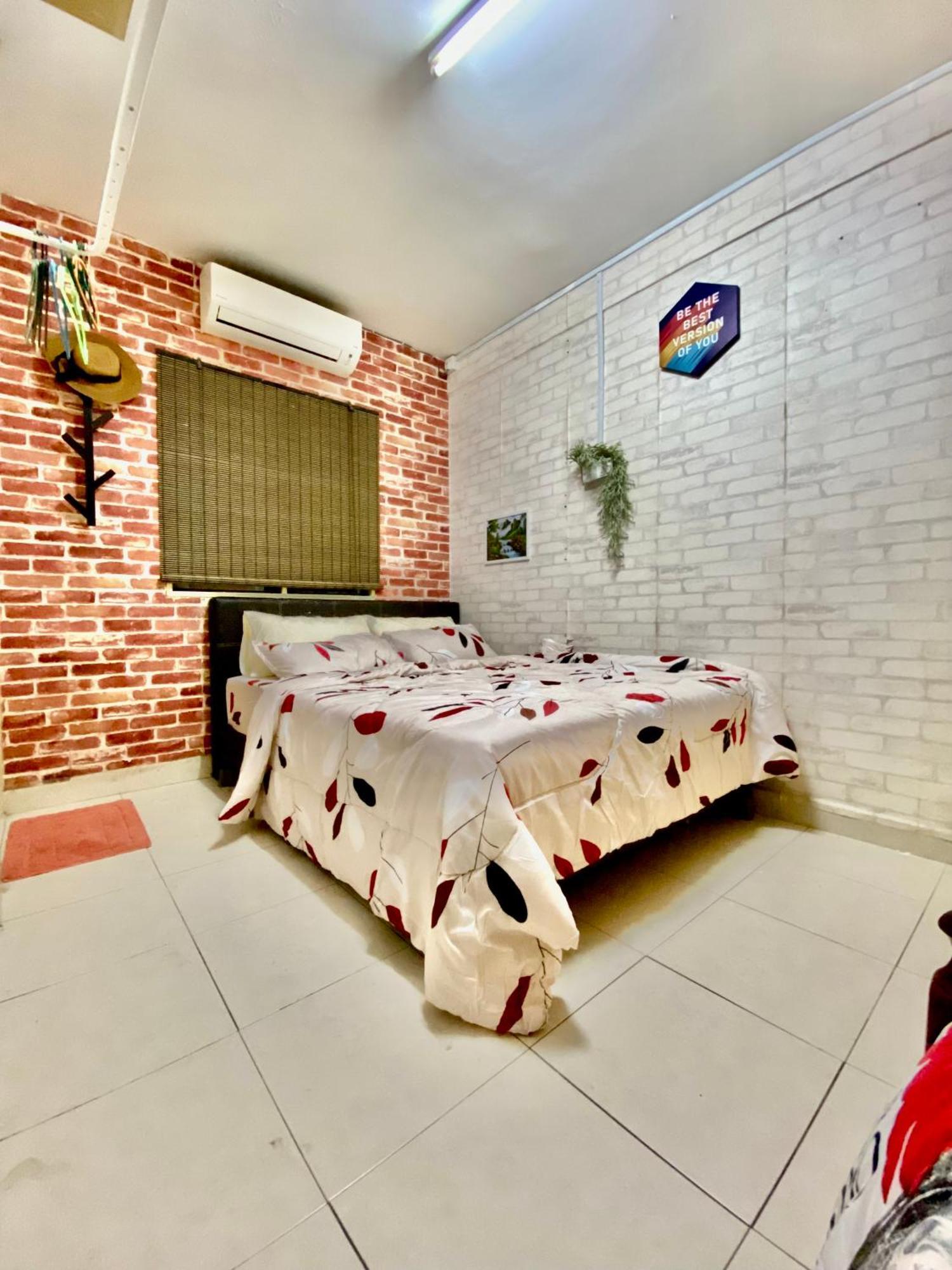 Putravilla Condominium Lovely & Spacious With Public Pool Kampong Kerdas Bagian luar foto