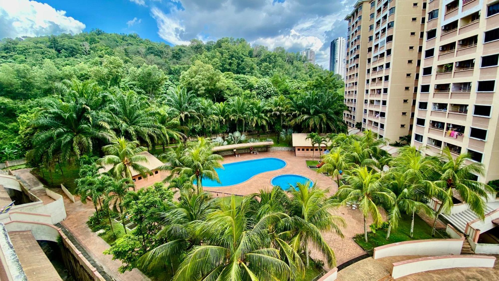 Putravilla Condominium Lovely & Spacious With Public Pool Kampong Kerdas Bagian luar foto